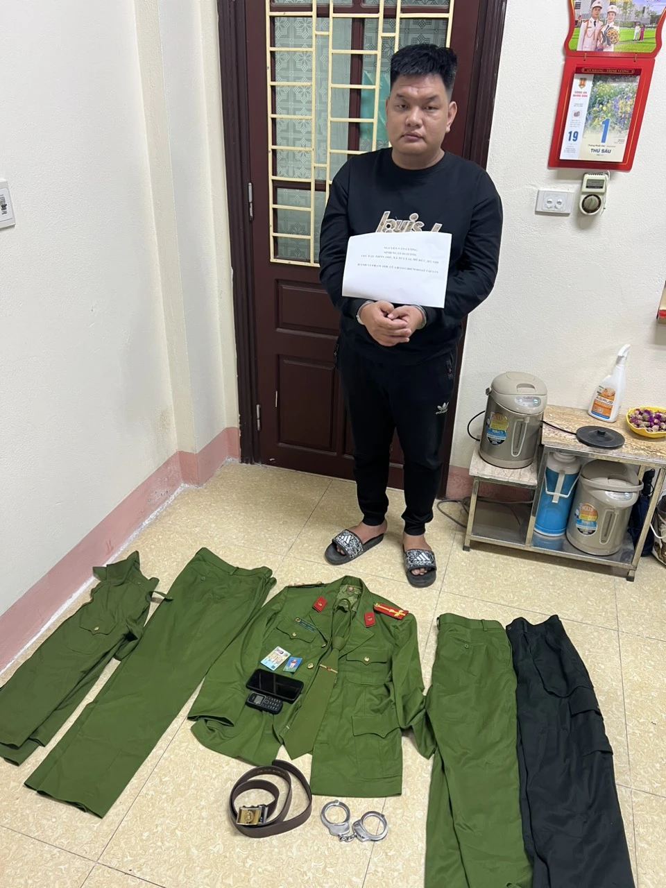 Nguyễn Văn Cường cùng tang vật. Ảnh: CA nguyen-van-cuong-va-cac-tang-vat-cua-vu-an-6730.jpg