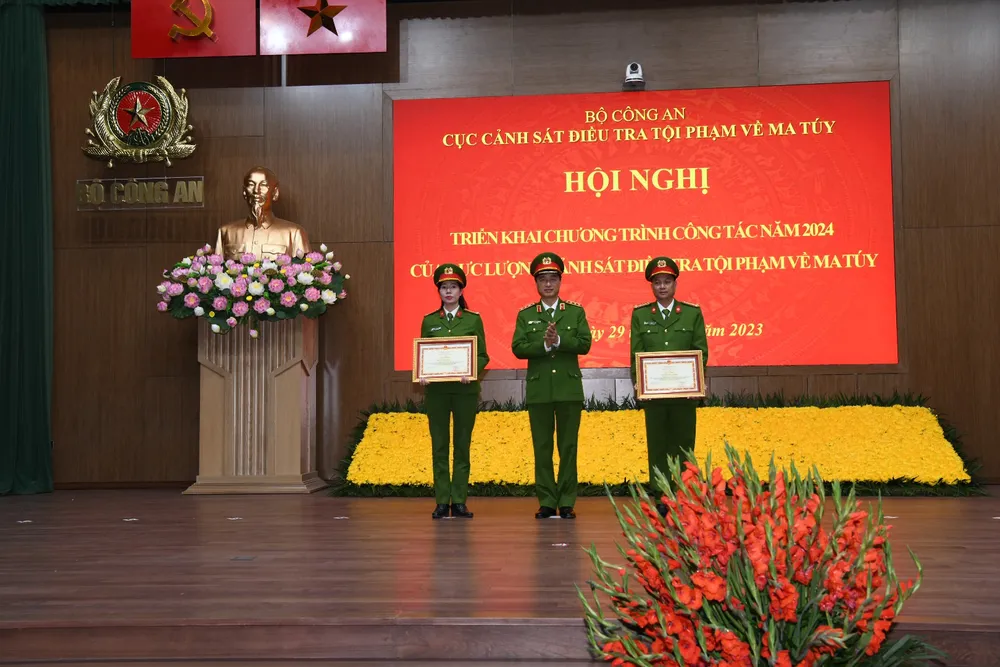 Thứ trưởng Nguyễn Duy Ngọc trao Bằng khen của Bộ Công an tặng các tập thể, cá nhân có thành tích trong công tác phòng, chống tội phạm ma tuý.Ảnh CA z5021444840277-8f0836a5648a1552d9bb867bfc6f2e5f-7429.jpg