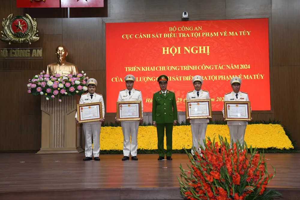 Thừa ủy quyền của lãnh đạo Đảng, Nhà nước, Thứ trưởng Nguyễn Duy Ngọc trao Huân chương Chiến công tặng các cá nhân có thành tích xuất sắc trong phòng, chống tội phạm ma tuý. Ảnh CA z5021444990425-1645fae3c5a362b7df058541a0cb814c-5811.jpg