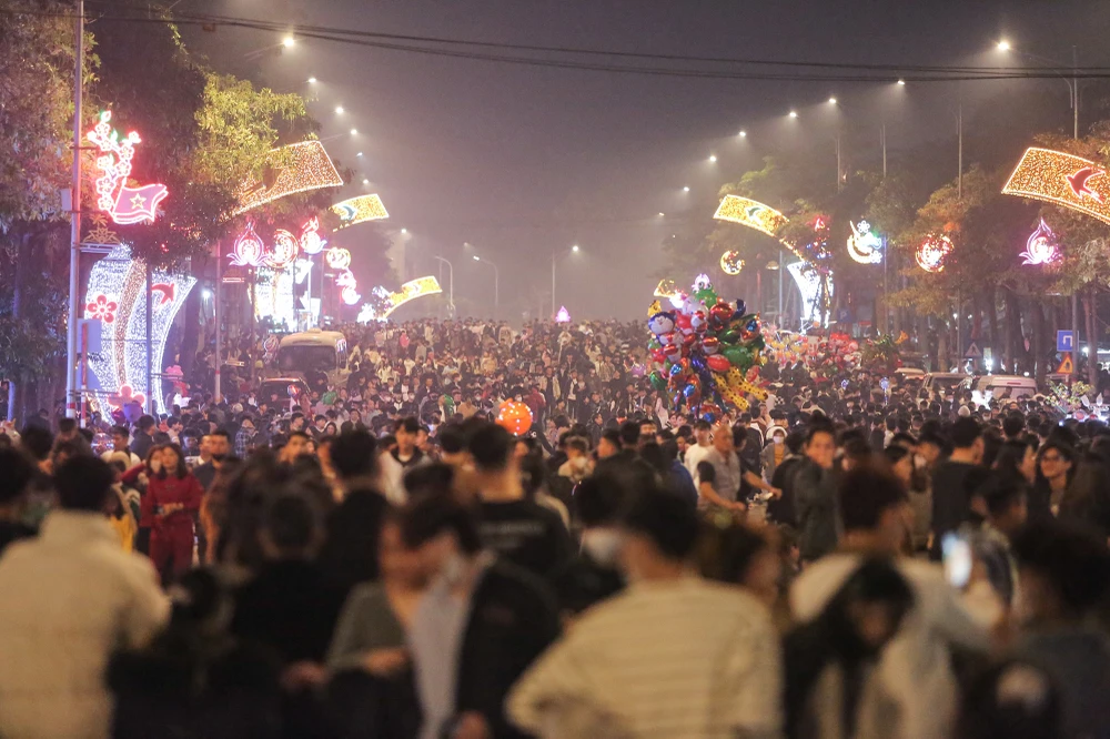 Nhìn lại màn pháo hoa rực rỡ sắc màu tại đất Tổ Vua Hùng trong đêm Giao thừa