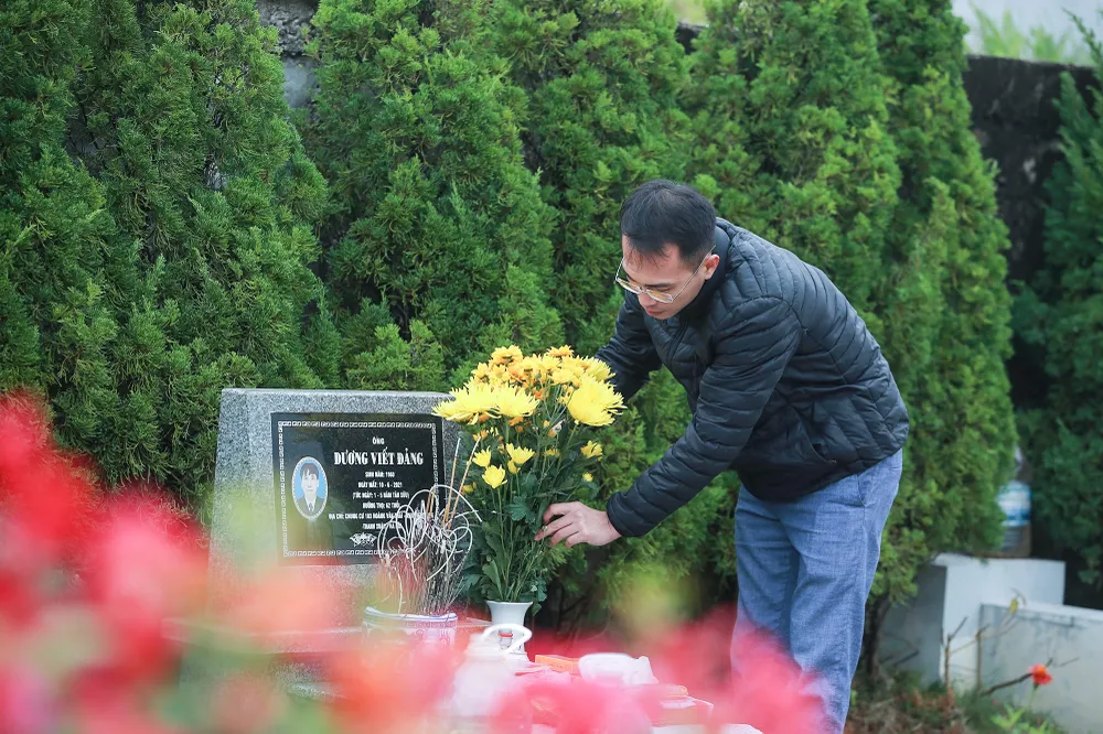 Người dân tấp nập tảo mộ lạc hồng viên-2