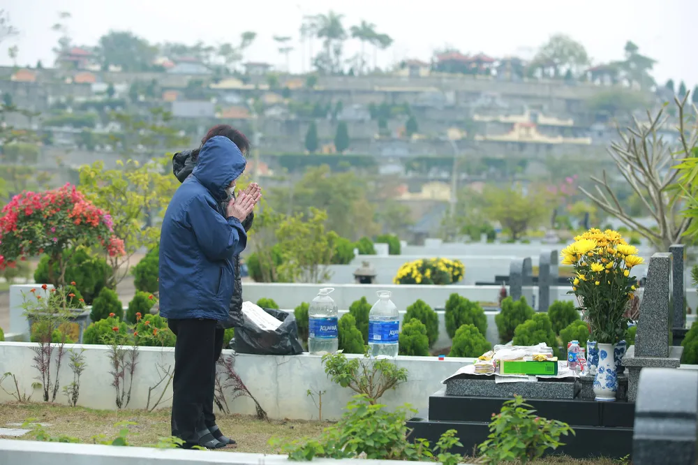 Người dân tấp nập tảo mộ lạc hồng viên-7