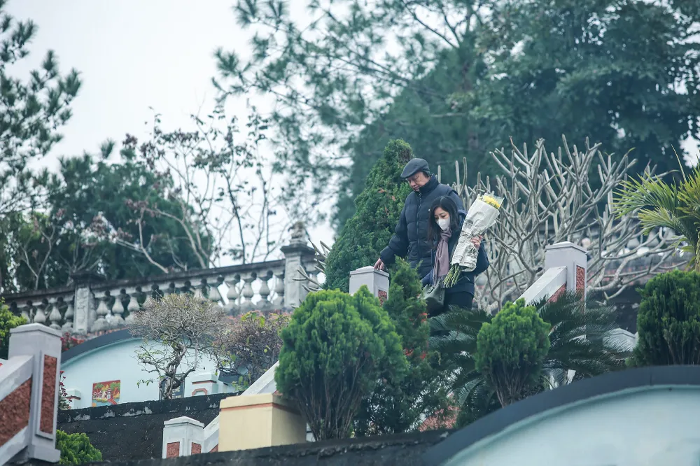 Người dân tấp nập tảo mộ lạc hồng viên