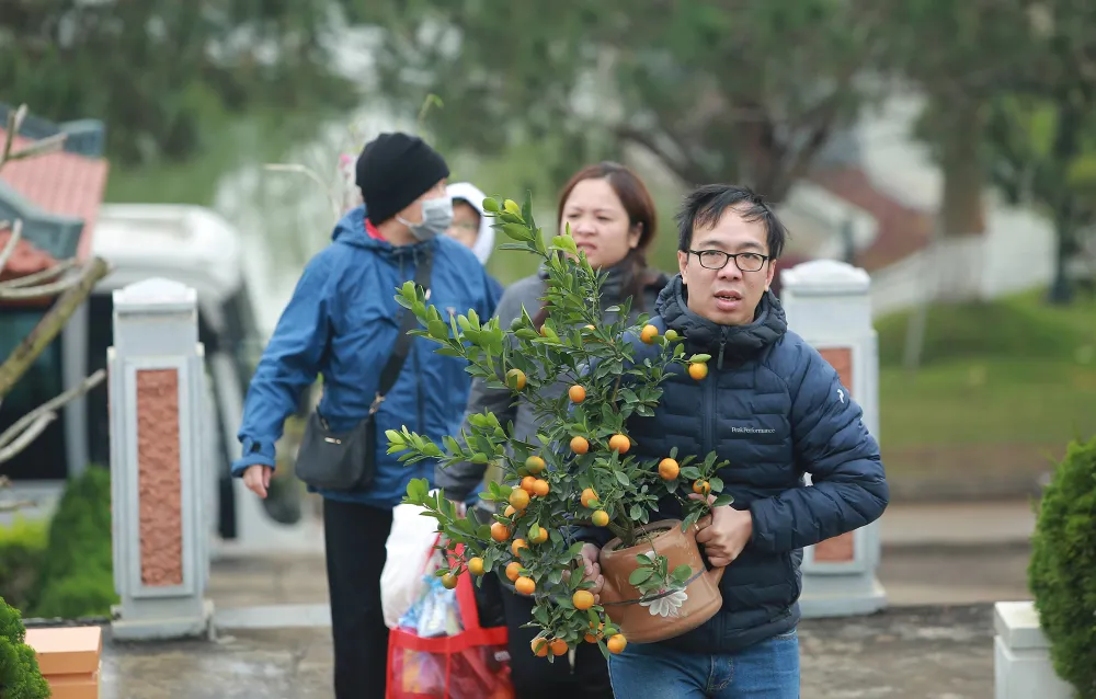 Người dân tấp nập tảo mộ lạc hồng viên-1