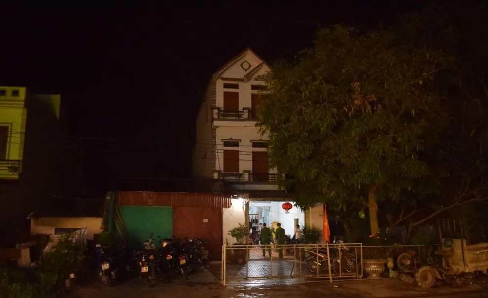 Mâu thuẫn tình cảm, chồng bóp cổ vợ đến tử vong