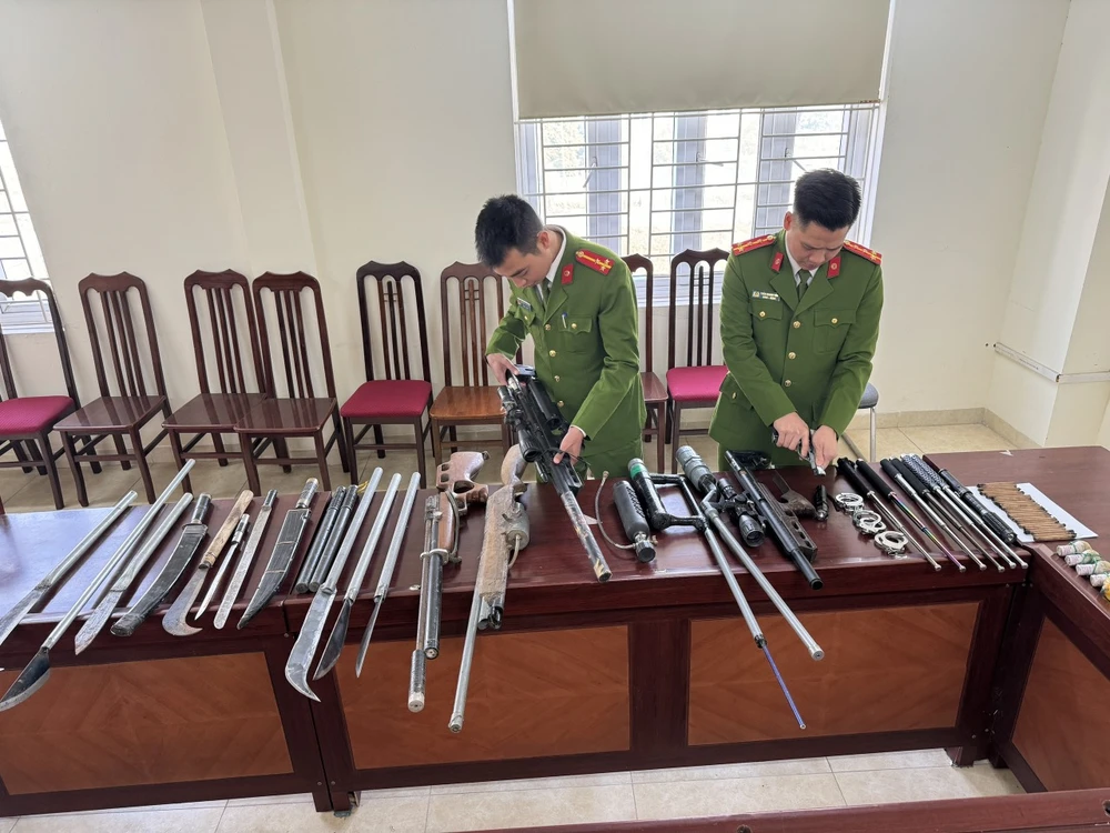 Nhiều vũ khí, vật liệu nổ, công cụ hỗ trợ đã được công an Hà Nội thu hồi Công an Hà Nội thu hồi hàng nghìn vũ khí, vật liệu nổ và công cụ hỗ trợ chỉ sau 2 tháng