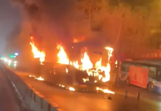 Xe buýt bất ngờ bốc cháy dữ dội khi đang chạy trên đường