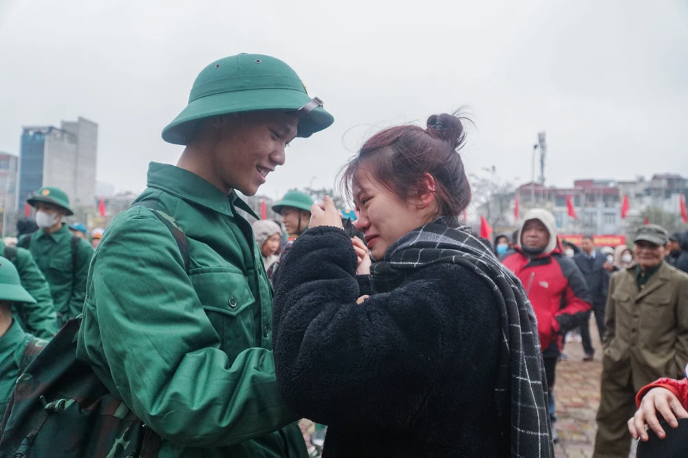Hình ảnh cô gái xúc động trước khi người yêu mình lên đường nhập ngũ tại điểm giao nhận quân quận Ba Đình.Ảnh PHI HÙNG DSC00612.JPG