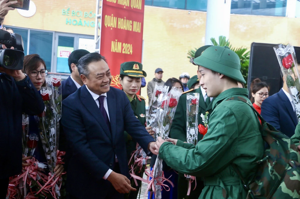 Ông Trần Sỹ Thanh tặng hoa, động viên các tân binh trước giờ lên đường nhập ngũ. Ảnh TRỌNG PHÚ. nhap-ngu (1).jpg
