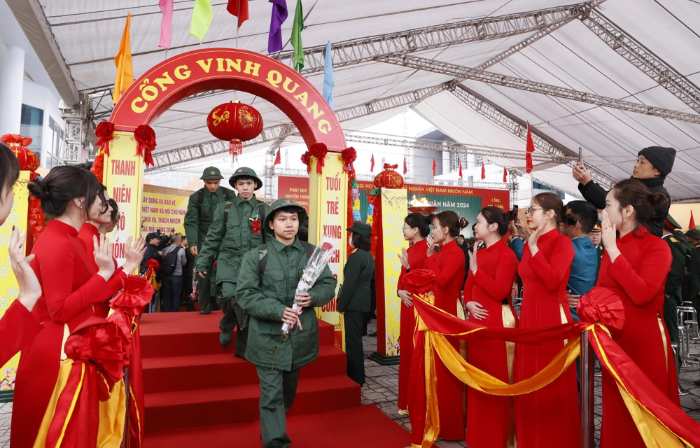 Không khí lễ giao nhận quân tại quận Hoàng Mai Hà Nội. Ảnh: TRỌNG PHÚ Gần 4.500 tân binh của Thủ đô lên đường nhập ngũ