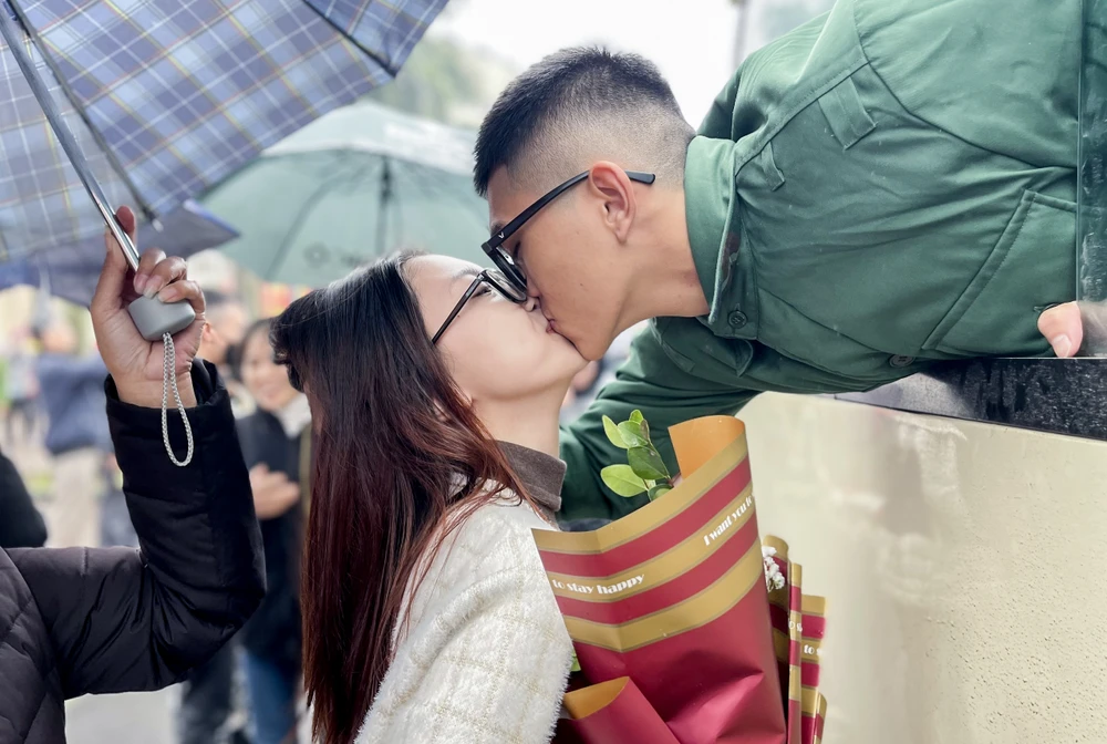 Tân binh Nguyễn Cao Hùng vội trao nụ hôn với người yêu cùng lời nhắn: "Chắc chắn 2 năm về anh sẽ cưới em". Ảnh: PHI HÙNG nhap-ngu.jpg