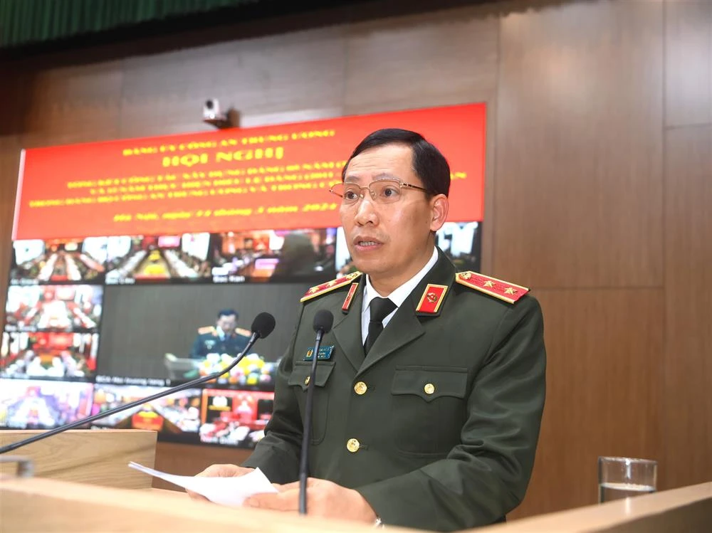 Thứ trưởng Bộ Công an Lê Văn Tuyến trình bày Báo cáo trung tâm tại Hội nghị. Ảnh: CA atx_7006.jpg