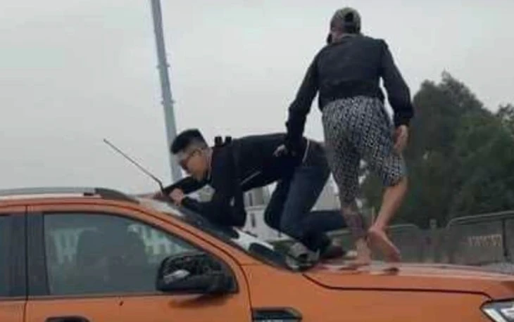 Một số người dân đã vây tài xế xe bán tải. Ảnh cắt từ clip tai-xe.jpg