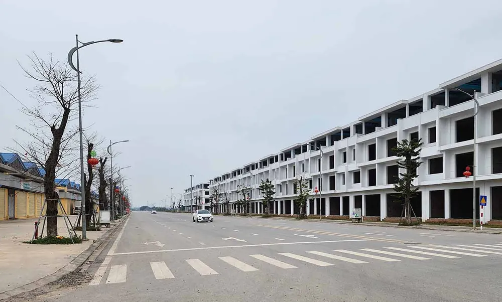 Con đường dẫn vào chợ thưa thớt người qua lại. du-an-phuc-son (2).jpg