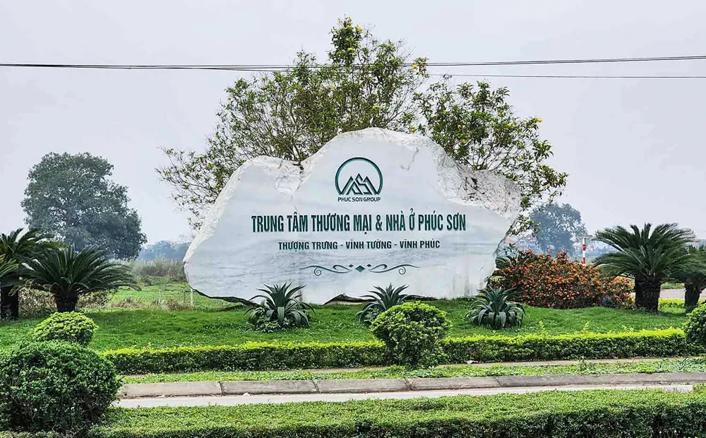 Trong số các các dự án Tập đoàn Phúc Sơn triển khai ở Vĩnh Phúc, phải kể đến dự án khu Trung tâm thương mại và nhà ở Phúc Sơn với tổng chi phí thực hiện dự án khoảng 1.668 tỉ đồng. dự án khu Trung tâm thương mại và nhà ở Phúc Sơn của tập đoàn Phúc Sơn