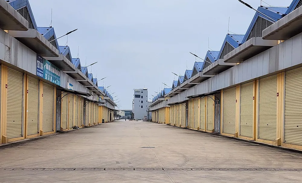 Có đoạn cả dãy dài các ki ốt đóng cửa, vắng bóng người. du-an-phuc-son (6).jpg