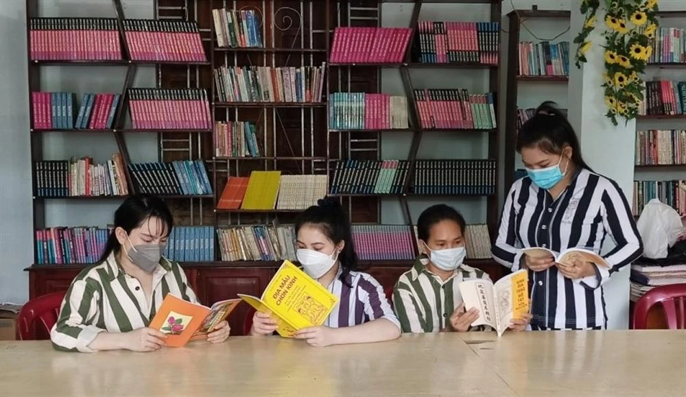 Các phạm nhân đọc kinh sách. Ảnh: CA ton-giao-820240110085400.jpg
