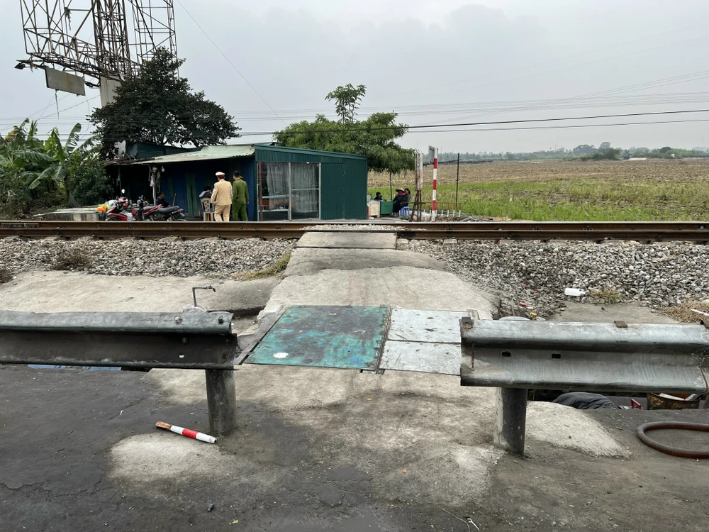 Nơi Trường tự tháo tôn hạ lan ở lề đường Quốc lộ 5 để mở đường ngang trái phép. Ảnh CA Nơi Trường tự tháo tôn hạ lan ở lề đường Quốc lộ 5 để mở đường ngang trái phép.