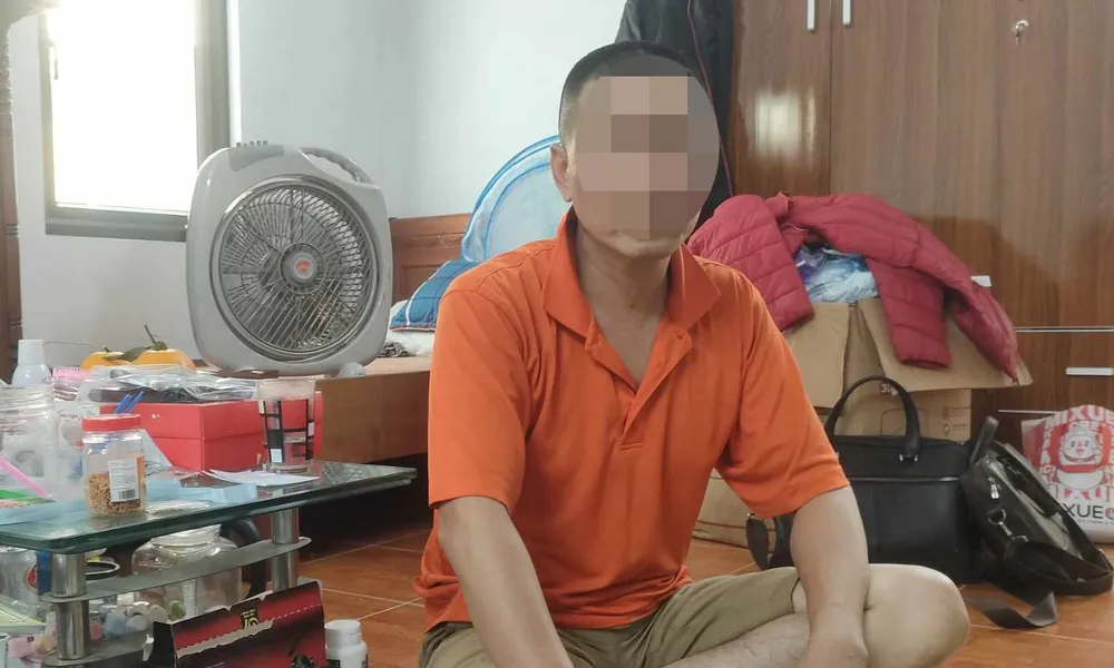 Anh A tâm sự về hoàn cảnh của gia đình. Ảnh CTV Cha cháu bé 12 tuổi bị hiếp dâm: 'Hàng đêm tôi mất ngủ... xót thương cho tương lai của con'