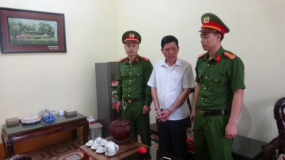 Bị can Nguyễn Văn Quang, Chủ tịch UBND thị trấn An Châu (giữa). Ảnh CA Chủ tịch thị trấn cùng kế toán ở Bắc Giang bị bắt