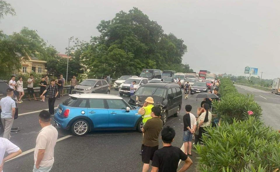 Tai nạn liên hoàn trên cao tốc, 6 ô tô bị hư hỏng