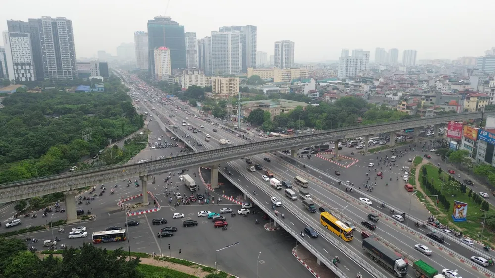 Sau khi mở rộng, cầu vượt Mai Dịch được phân tách cứng mỗi bên hai làn đường. Trong đó các làn đường ở giữa thuộc cầu vượt Mai Dịch cũ được coi là một phần của đường vành đai 3 trên cao, có thể lưu thông tốc độ cao theo bảng chỉ dẫn. Hà Nội: Giao thông dễ thở trong ngày đầu sử dụng tạm cầu vượt Mai Dịch mở rộng