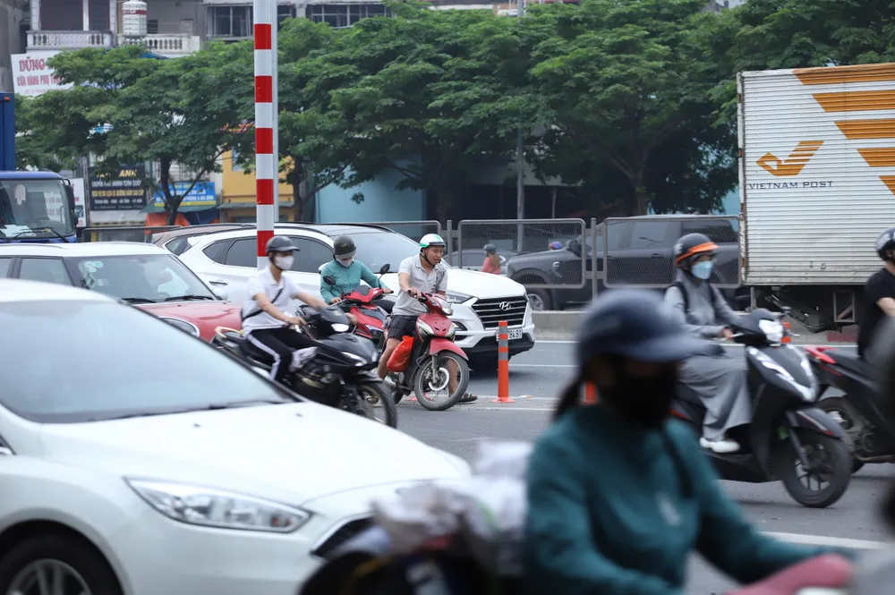 Trong ngày đầu đưa vào khai thác, người dân chưa quen nên một số trường hợp đi nhầm vào cầu cũ lại "xé rào" ra ngoài để nhập vào làn đường mới. cau-mai-dich (3).jpg