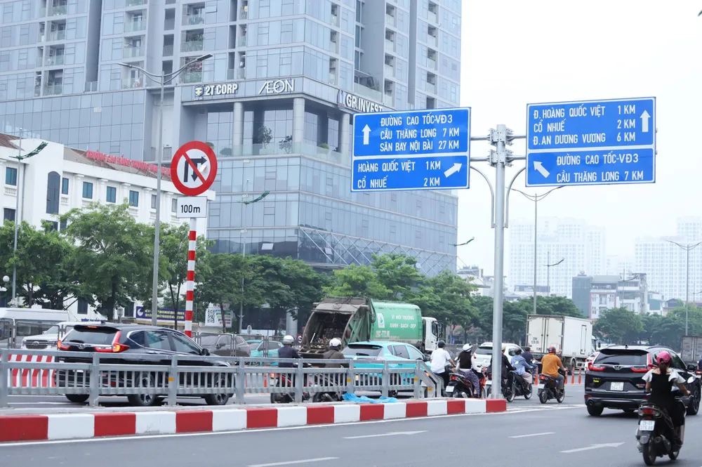 Hệ thống biển báo, biển chỉ dẫn được lắp đặt thêm tại mỗi điểm đầu/cuối cầu vượt mới. cau-mai-dich (8).jpg