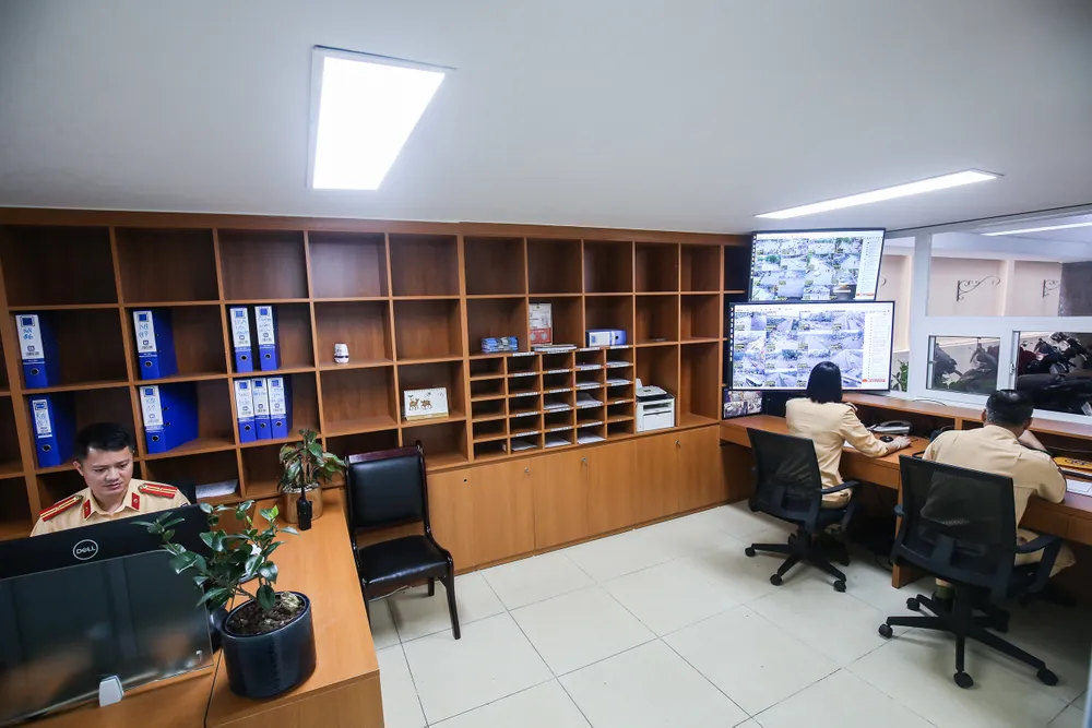 Bên trong phòng tiếp nhận, xử lý vi phạm qua tin nhắn của CSGT Hà Nội