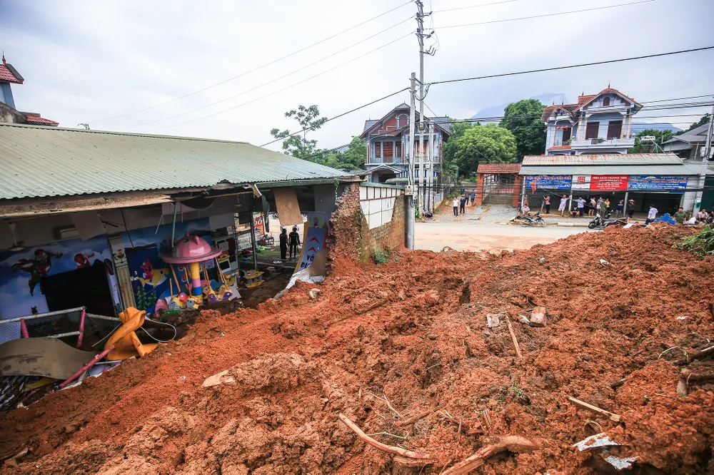 Hiện trường vụ sập tường khiến ba trẻ nhỏ tử vong. Ảnh PHI HÙNG 3-tre-tu-vong.JPG
