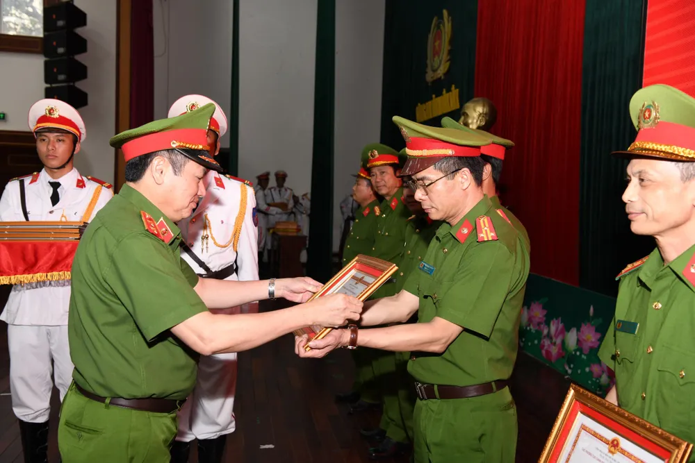 Tại hội nghị, Cục Cảnh sát điều tra tội phạm về ma túy đã tặng Giấy khen cho 6 tập thể, 25 cá nhân có thành tích trong thực hiện phương án nghiệp vụ 3632.Ảnh CA ma-tuy 3.jpg