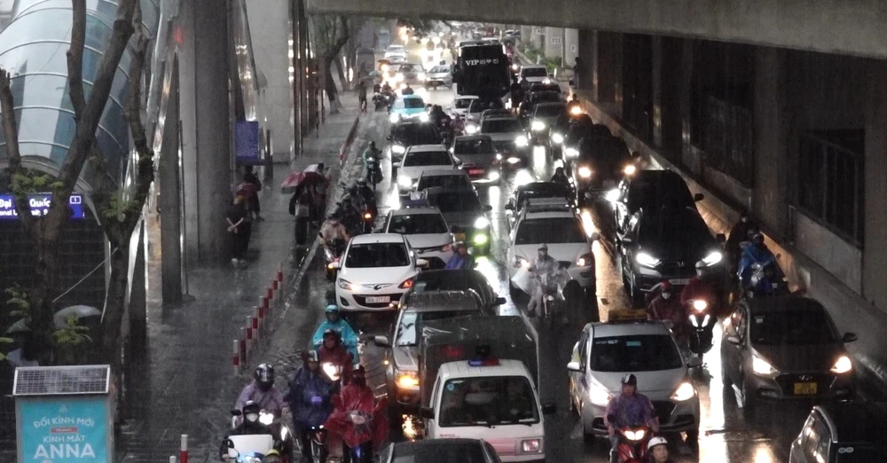 Cơn mưa lớn kéo dài đúng giờ đi làm buổi sáng, gây ùn tắc phố phường Hà Nội