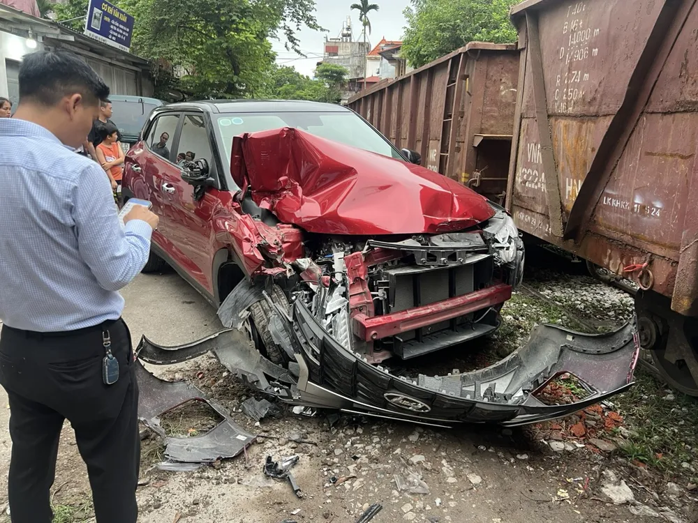 Hiện trường vụ ô tô va chạm với tàu hỏa. Ảnh CTV Lái xe ô tô may mắn thoát chết khi va chạm với tàu hỏa
