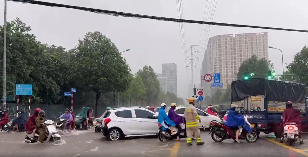 Cơn mưa lớn kéo dài đúng giờ đi làm buổi sáng, gây ùn tắc phố phường Hà Nội