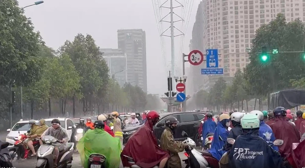 Cơn mưa lớn kéo dài đúng giờ đi làm buổi sáng, gây ùn tắc phố phường Hà Nội