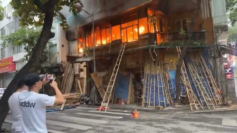 Hiện trường vụ cháy nhà ở Hà Nội trên phố Hàng Vải. Ảnh CTV chay-nha-o-ha-noi.jpg