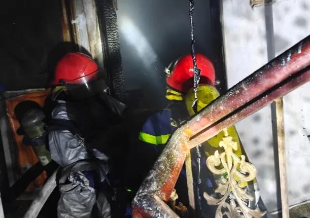 Lực lượng chức năng tiếp cận hiện trường vụ cháy nhà dân. Ảnh CTV Hà Nội: Cháy nhà lúc rạng sáng, nghi do chập điện