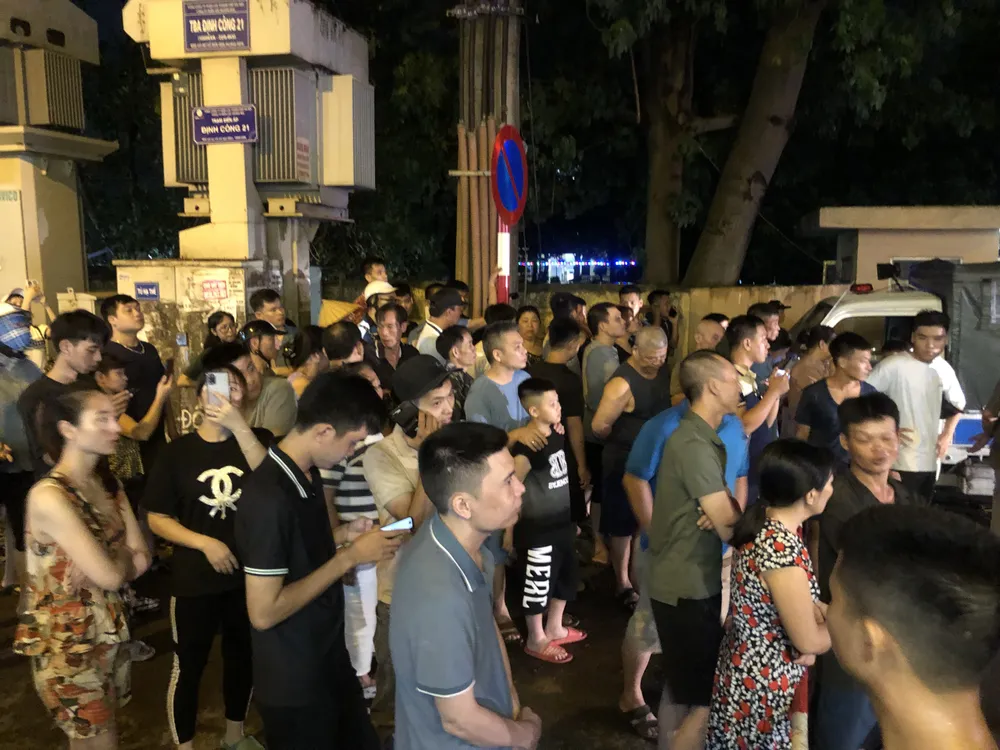 Hàng trăm người dân đứng dọc hai bên đường theo dõi công tác tìm kiếm cứu nạn, cứu hộ. z5544950002175_18ac4829adce6933b7eaab38896543a1.jpg
