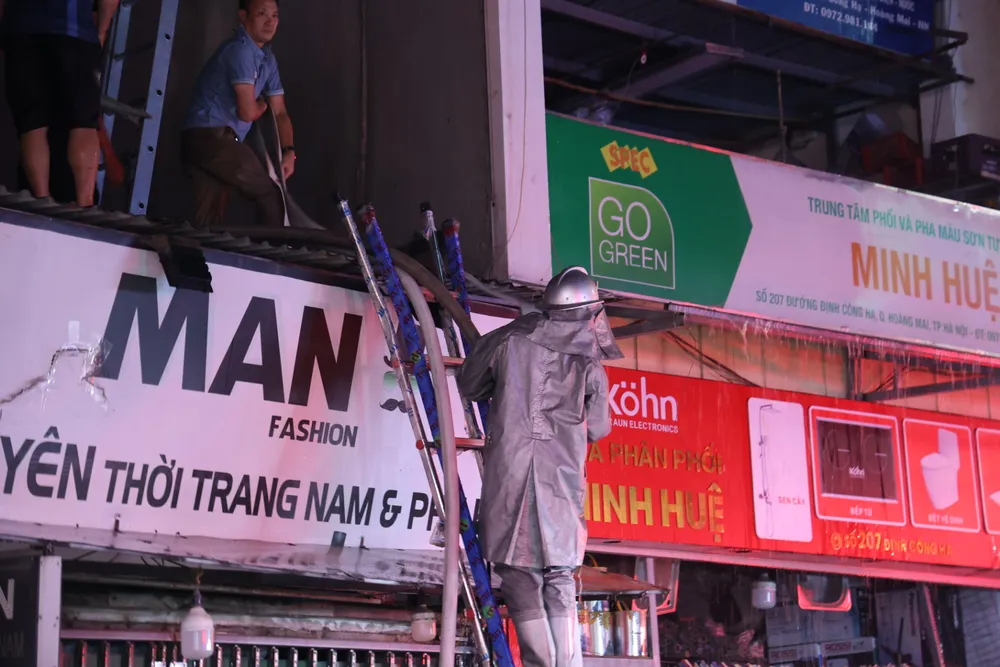 Lực lượng chức năng khá vất vả để tiếp cận hiện trường phía bên trong. z5544950116647_995c0ae0434d6896081f0245b25f132f.jpg