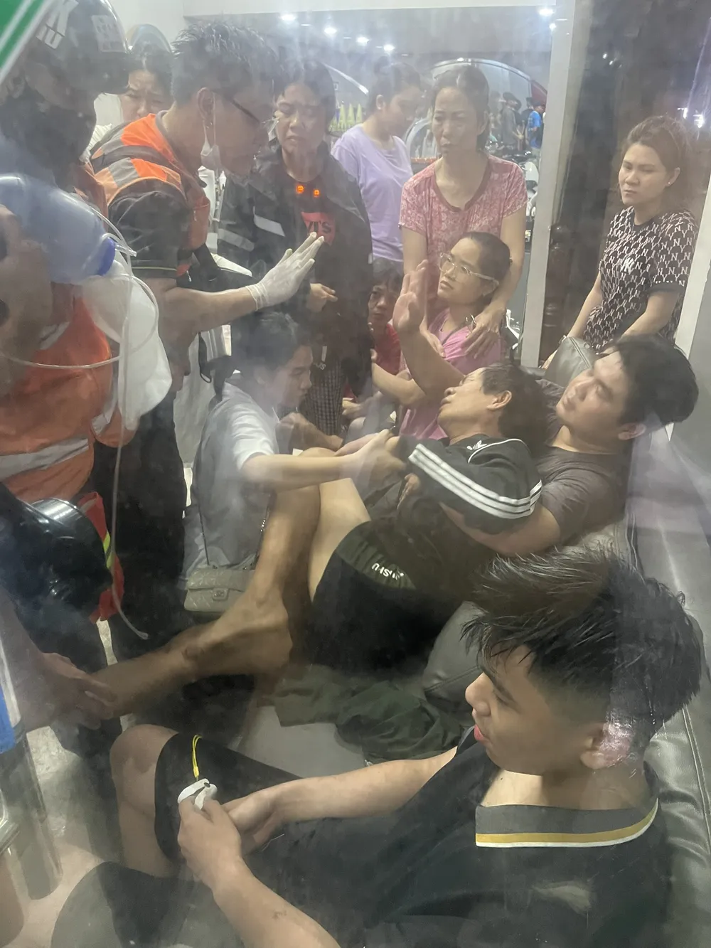 Người đàn ông được cho là chủ nhà nằm gục vì lo lắng khi người thân vẫn mắc kẹt phía trong ngôi nhà cháy. z5545156994033_2362f674030dde3145a549edf583d3d0.jpg