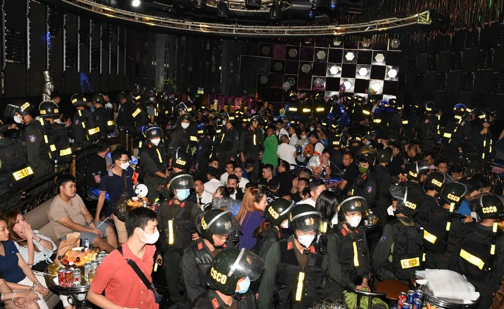 Thời điểm cảnh sát ập vào kiểm tra tại quán bar Phương Lâm. Ảnh CA Thời điểm cảnh sát ập vào kiểm tra tại quán bar Phương Lâm. Ảnh CA