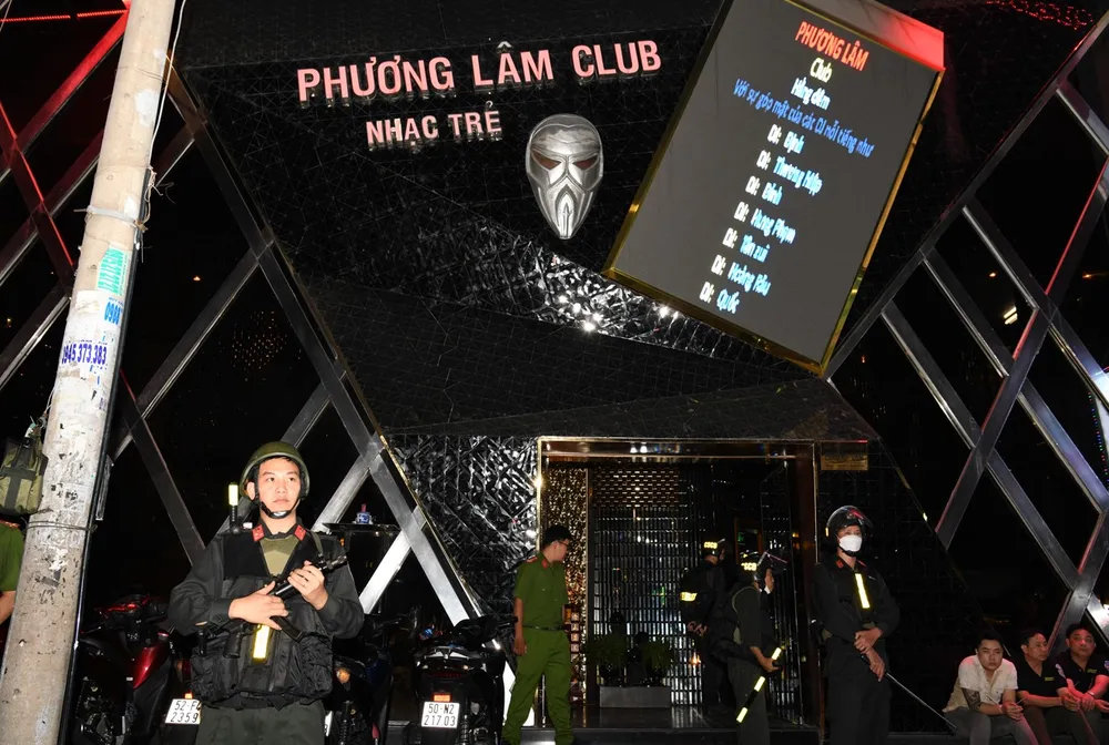 Lực lượng cảnh sát ập vào kiểm tra quán bar Phương Lâm trong Chuyên án 559D. Ảnh CA Nhiều loại ma túy mới gây nghiện gấp 50 lần heroin, 100 lần morphine