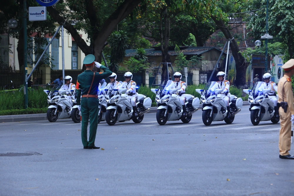 Hình ảnh đoàn xe Tổng thống Putin rời khách sạn chính thức chuyến thăm cấp nhà nước Việt Nam