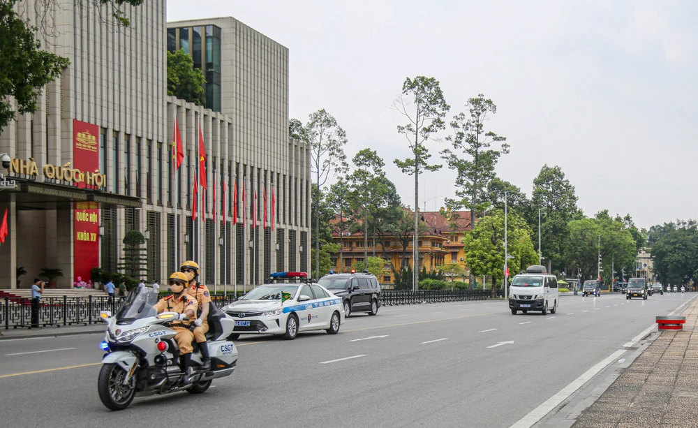 Hình ảnh đoàn xe Tổng thống Putin rời khách sạn chính thức chuyến thăm cấp nhà nước Việt Nam