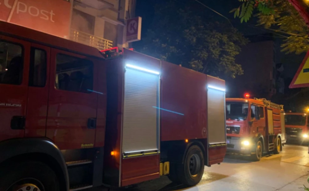 Xe cứu hỏa được điều động tới hiện trường vụ cháy tại kho chứa hàng của Viettel. Ảnh CTV