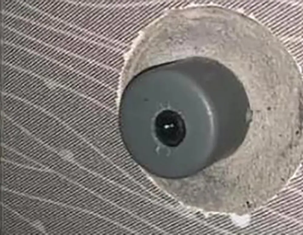 Hình ảnh chiếc camera được chủ trọ lắp ở nhà vệ sinh để lén xem nữ sinh tắm. Ảnh FB len-xem-nu-sinh-tam.jpg