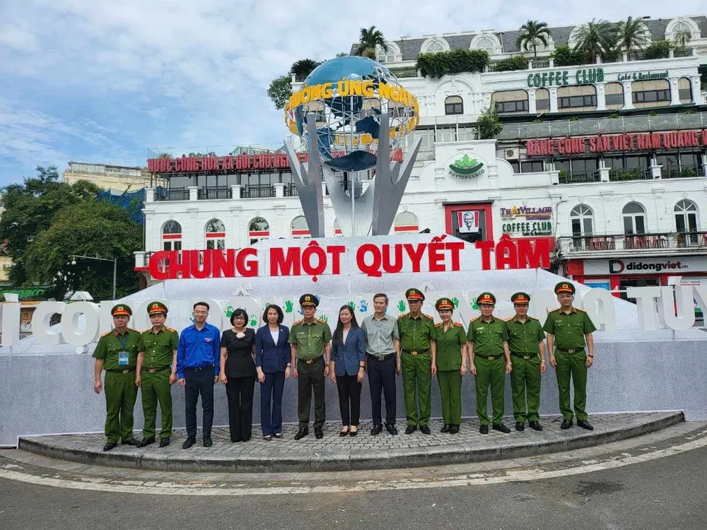 Các đại biểu chụp ảnh lưu niệm. Ảnh CA Các đại biểu chụp ảnh lưu niệm. Ảnh CA