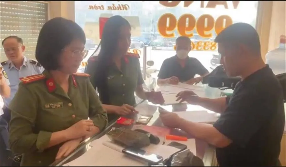 Các đơn vị chức năng kiểm tra một cơ sở kinh doanh vàng bạc phát hiện có sai phạm.Ảnh CA xep-hang-mua-vang.jpg