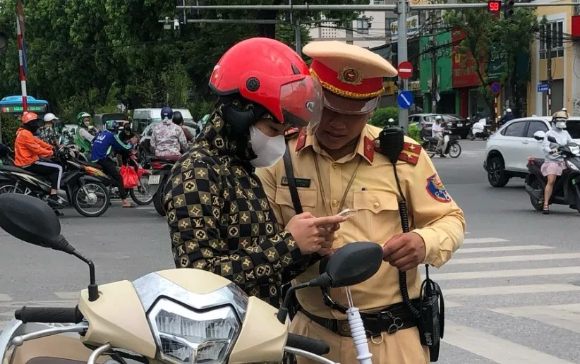 Người phụ nữ đầu tiên bị tước giấy phép lái xe qua ứng dụng VNeID ở Hà Nội. Ảnh CTV tuoc-giay-phep-lai-xe-qua-ung-dung-Vneid.jpg