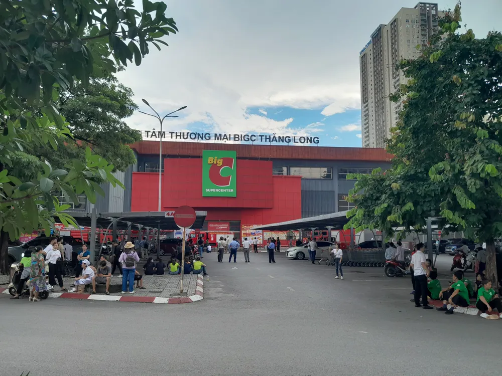 Hơn 13 giờ ngày 10-7, lực lượng chức năng đang hút khói từ phía tòa nhà. Ảnh: PHI HÙNG chay-tai-trung-tam-thuong-mai-bigc.jpg